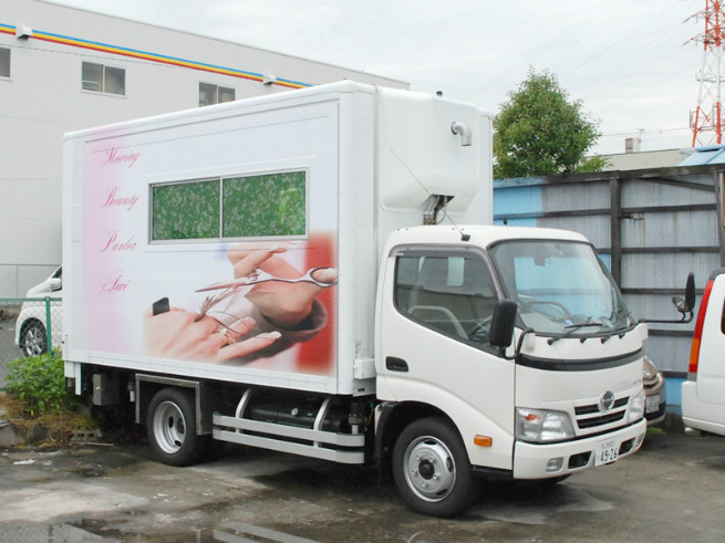 最近導入した最新型移動理美容車です。